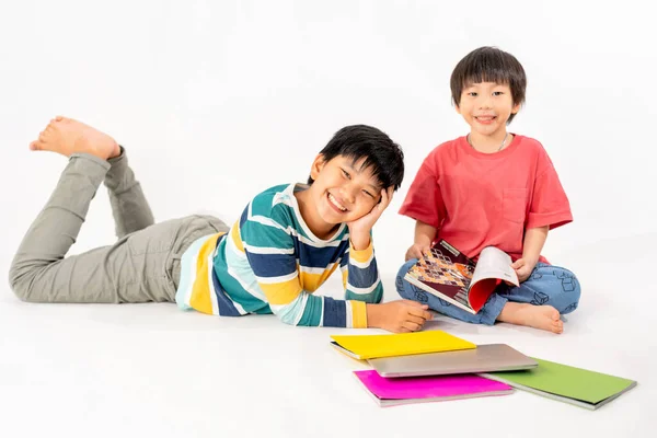 Portret Van Happy Aziatische Jongens Broer Vloer Met Laptop Boeken — Stockfoto