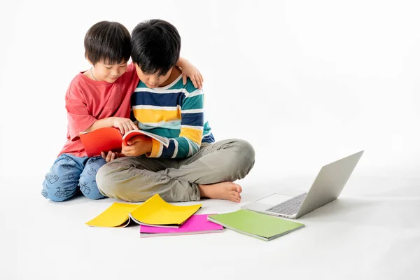 Portret Van Happy Aziatische Jongens Broer Vloer Met Laptop Boeken — Stockfoto