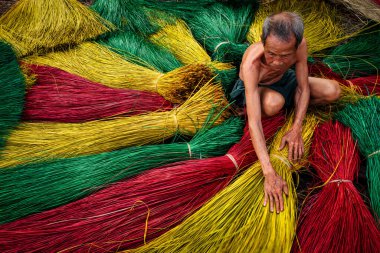 Vietnam 'da geleneksel Vietnam hasırlarını kurutan Vietnamlı yaşlı bir zanaatkar eski köyde dinh yen, dong thap, Vietnam, gelenek sanatçısı konsepti, Vietnam.