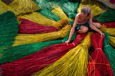 Vietnam 'da geleneksel Vietnam hasırlarını kurutan Vietnamlı yaşlı bir zanaatkar eski köyde dinh yen, dong thap, Vietnam, gelenek sanatçısı konsepti, Vietnam.