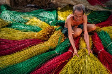 Vietnam 'da geleneksel Vietnam hasırlarını kurutan Vietnamlı yaşlı bir zanaatkar eski köyde dinh yen, dong thap, Vietnam, gelenek sanatçısı konsepti, Vietnam.