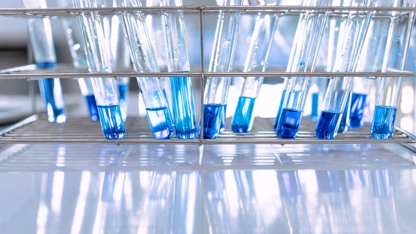파란색 배경에 구조가 실험실에 플라스크 — 스톡 사진