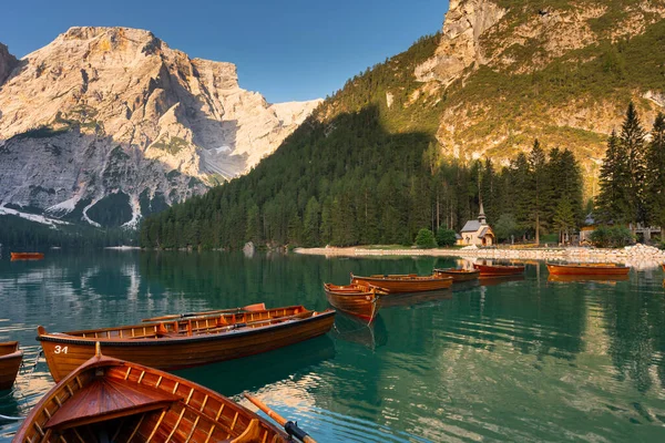 Καταπληκτική Θέα Sunrise Του Lago Braies Pragser Wildsee Ξύλινα Σκάφη — Φωτογραφία Αρχείου