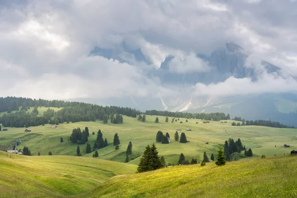 Ethereal Green Landscape View Huts Trees Rolling Hills Mountains Hidden Royaltyfria Stockbilder