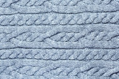 Ilık gri bir kazak ördüm. Sarılma stili.