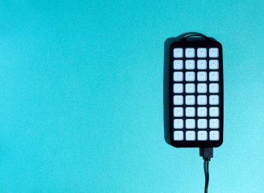 Mavi arka planda taşınabilir güneş usb 'u var. Alternatif enerji. Eko