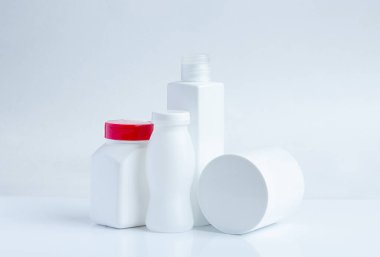 Beyaz plastik kavanozlar, ambalaj. Çöp, çevre sorunları