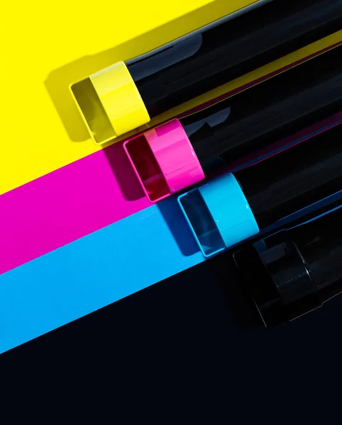 Un conjunto de cartuchos de tóner para una impresora láser a color en el fondo de SMYK. concepto creativo brillante mínimo Imagen De Stock