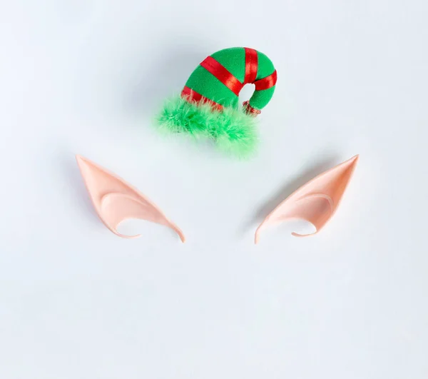 Elfie uszy i kapelusz na szarym tle. Boże Narodzenie i magiczna koncepcja. — Zdjęcie stockowe