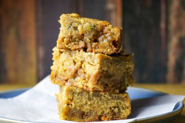 Bir yığın kabak sarışınlı browni..