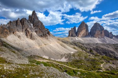 İtalyan Dolomitleri 'ndeki Tre Cime di Lavaredo Ulusal Parkı' nda güzel bir yaz manzarası.