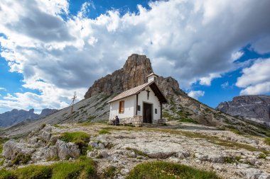 İtalyan Dolomitleri 'ndeki Tre Cime di Lavaredo Ulusal Parkı' nda güzel bir yaz manzarası.