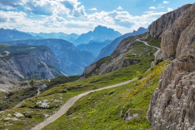İtalyan Dolomitleri 'ndeki Tre Cime di Lavaredo Ulusal Parkı' nda güzel bir yaz manzarası.