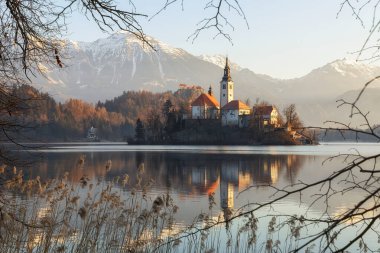 Slovenya 'nın en ünlü gölü ve adası olan Bled Gölü' nün güzel manzarası şafakta Maria ve Bled Kalesi 'nin haccıyla doldu.