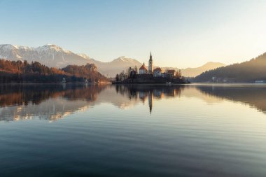 Slovenya 'nın en ünlü gölü ve adası olan Bled Gölü' nün güzel manzarası şafakta Maria ve Bled Kalesi 'nin haccıyla doldu.