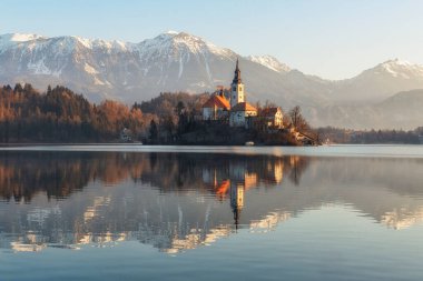 Slovenya 'nın en ünlü gölü ve adası olan Bled Gölü' nün güzel manzarası şafakta Maria ve Bled Kalesi 'nin haccıyla doldu.
