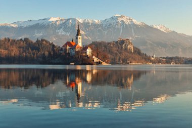 Slovenya 'nın en ünlü gölü ve adası olan Bled Gölü' nün güzel manzarası şafakta Maria ve Bled Kalesi 'nin haccıyla doldu.
