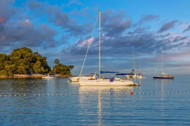 Limanda tekneler, yaz tatili açık hava teması