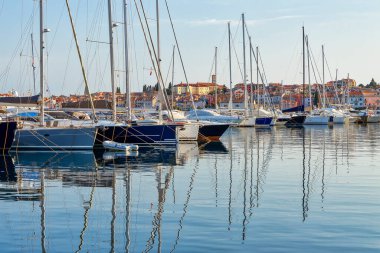 Limanda tekneler, yaz tatili açık hava teması