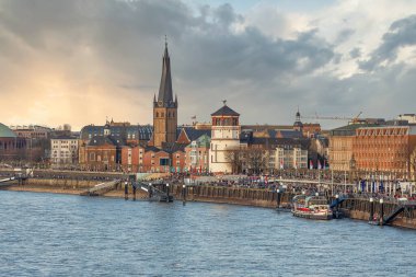 Hafta sonu ılık bahar akşamlarında Duesseldorf seti, pek çok insan yürüyor