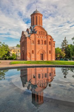 Ukrayna 'nın Chernihiv şehrinde sabahın erken saatlerinde şehrin merkezindeki Pyatnitska kilisesine bakan