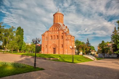 Ukrayna 'nın Chernihiv şehrinde sabahın erken saatlerinde şehrin merkezindeki Pyatnitska kilisesine bakan