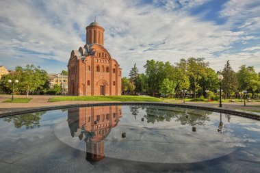 Ukrayna 'nın Chernihiv şehrinde sabahın erken saatlerinde şehrin merkezindeki Pyatnitska kilisesine bakan