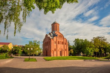 Ukrayna 'nın Chernihiv şehrinde sabahın erken saatlerinde şehrin merkezindeki Pyatnitska kilisesine bakan