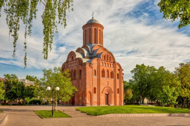 Ukrayna 'nın Chernihiv şehrinde sabahın erken saatlerinde şehrin merkezindeki Pyatnitska kilisesine bakan