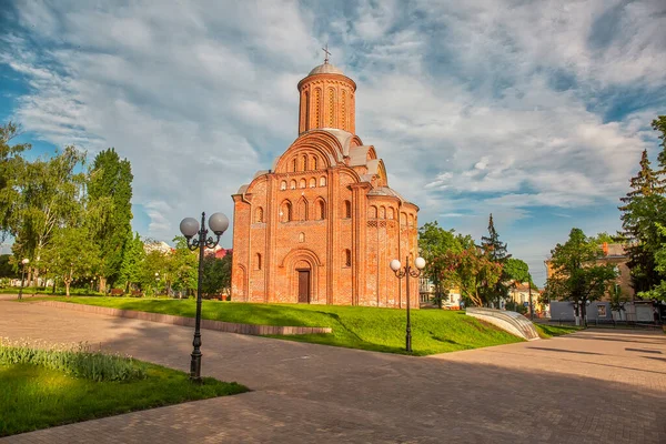 Ukrayna 'nın Chernihiv şehrinde sabahın erken saatlerinde şehrin merkezindeki Pyatnitska kilisesine bakan