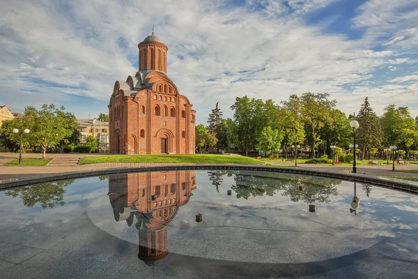 Ukrayna 'nın Chernihiv şehrinde sabahın erken saatlerinde şehrin merkezindeki Pyatnitska kilisesine bakan