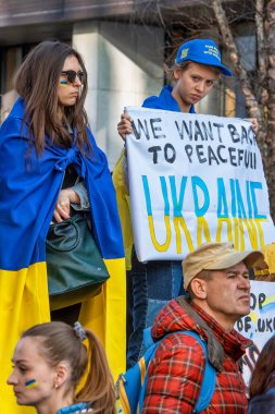 BRÜZSEL, BELGIUM - 24 Mart 2022. Ukrayna 'da savaş: Ukrayna' nın yüzlerce destekçisi, Avrupalı liderleri Ukrayna 'ya silah sağlamaya ve Rus doğalgazından kaçınmaya çağırmak için NATO zirvesi sırasında Brüksel' de toplandı.