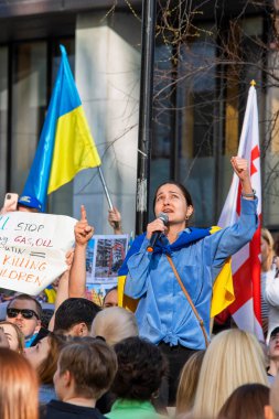 BRÜZSEL, BELGIUM - 24 Mart 2022. Ukrayna 'da savaş: Ukrayna' nın yüzlerce destekçisi, Avrupalı liderleri Ukrayna 'ya silah sağlamaya ve Rus doğalgazından kaçınmaya çağırmak için NATO zirvesi sırasında Brüksel' de toplandı.