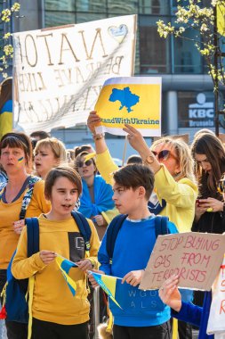 BRÜZSEL, BELGIUM - 24 Mart 2022. Ukrayna 'da savaş: Ukrayna' nın yüzlerce destekçisi, Avrupalı liderleri Ukrayna 'ya silah sağlamaya ve Rus doğalgazından kaçınmaya çağırmak için NATO zirvesi sırasında Brüksel' de toplandı.