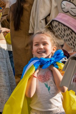 BRÜZSEL, BELGIUM - 24 Mart 2022. Ukrayna 'da savaş: Ukrayna' nın yüzlerce destekçisi, Avrupalı liderleri Ukrayna 'ya askeri destek sağlamaya çağırmak üzere NATO zirvesi sırasında Brüksel' de toplandı