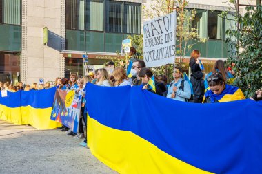 BRÜZSEL, BELGIUM - 24 Mart 2022. Ukrayna 'da savaş: Ukrayna' nın yüzlerce destekçisi, Avrupalı liderleri Ukrayna 'ya askeri destek sağlamaya çağırmak üzere NATO zirvesi sırasında Brüksel' de toplandı