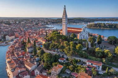 Rovinj 'in eski kentine hava manzarası, Hırvatistan' ın Istria kentinde yaygın seyahat yoksulluğu.
