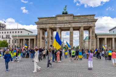 BERLİN, Almanya - 22 Mayıs 2022: Ukrayna 'da savaş: Ukrayna' nın yüzlerce destekçisi, Avrupalı liderleri Rus petrol ve doğalgazından vazgeçmeye çağırmak için Berlin 'in merkezinde toplandı.