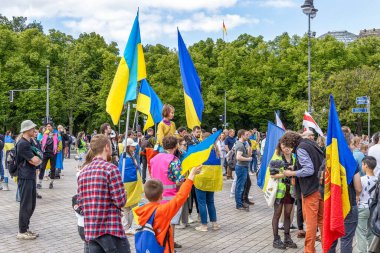 BERLİN, Almanya - 22 Mayıs 2022: Ukrayna 'da savaş: Ukrayna' nın yüzlerce destekçisi, Avrupalı liderleri Rus petrol ve doğalgazından vazgeçmeye çağırmak için Berlin 'in merkezinde toplandı.