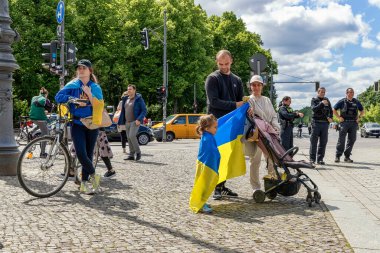 BERLİN, Almanya - 22 Mayıs 2022: Ukrayna 'da savaş: Ukrayna' nın yüzlerce destekçisi, Avrupalı liderleri Rus petrol ve doğalgazından vazgeçmeye çağırmak için Berlin 'in merkezinde toplandı.