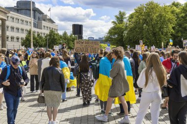 BERLİN, Almanya - 22 Mayıs 2022: Ukrayna 'da savaş: Ukrayna' nın yüzlerce destekçisi, Avrupalı liderleri Rus petrol ve doğalgazından vazgeçmeye çağırmak için Berlin 'in merkezinde toplandı.