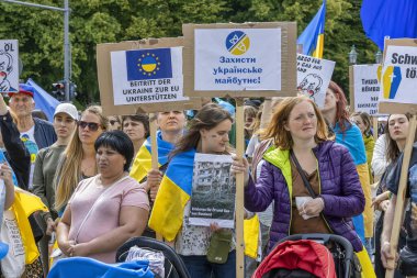 BERLİN, Almanya - 22 Mayıs 2022: Ukrayna 'da savaş: Ukrayna' nın yüzlerce destekçisi, Avrupalı liderleri Rus petrol ve doğalgazından vazgeçmeye çağırmak için Berlin 'in merkezinde toplandı.