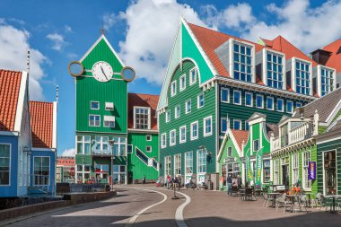 ZAANDAM, NETHERLANDS - 26 Nisan 2022: Hollanda 'nın en tanınmış merkezi demiryolu istasyonu Zaandam' ın ikonik mimarisine bakın