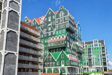 ZAANDAM, NETHERLANDS - 26 Nisan 2022: Hollanda ve tüm Avrupa 'nın en tanınmış otellerinden biri olan Amsterdam Zaandam Inntel Otelleri' ne bakın