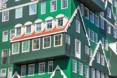 ZAANDAM, NETHERLANDS - 26 Nisan 2022: Hollanda ve tüm Avrupa 'nın en tanınmış otellerinden biri olan Amsterdam Zaandam Inntel Otelleri' ne bakın