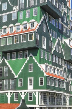ZAANDAM, NETHERLANDS - 26 Nisan 2022: Hollanda ve tüm Avrupa 'nın en tanınmış otellerinden biri olan Amsterdam Zaandam Inntel Otelleri' ne bakın