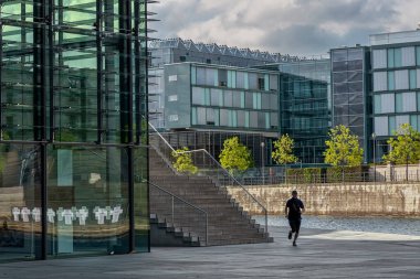 Berlin, Almanya - 22 Mayıs 2022: Bahar sabahı erken saatlerde Berlin sokaklarına bakın