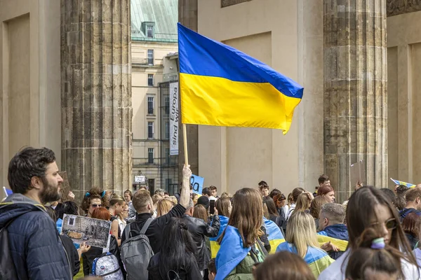 BERLİN, Almanya - 22 Mayıs 2022: Ukrayna 'da savaş: Ukrayna' nın yüzlerce destekçisi, Avrupalı liderleri Rus petrol ve doğalgazından vazgeçmeye çağırmak için Berlin 'in merkezinde toplandı.