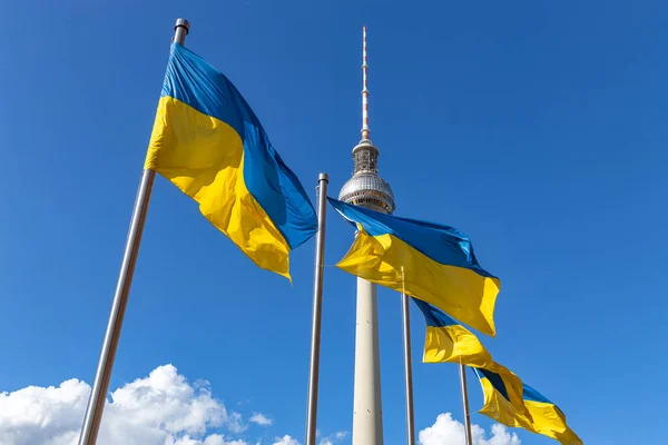 Українські Прапори Біля Примітивного Будинку Центрі Берліна Alexanderplatz — стокове фото