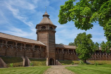 Ukrayna 'nın Çerniv bölgesindeki tarihi ahşap kalenin yeniden inşası